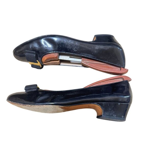 Salvatore Ferragamo Black Patent Leather Heels Sz 8.5 AA Gold Buckle & Bow Detai - Picture 5 of 8
